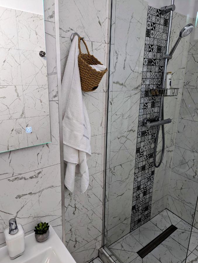 Sebastian Studio Apartment Бухарест Экстерьер фото
