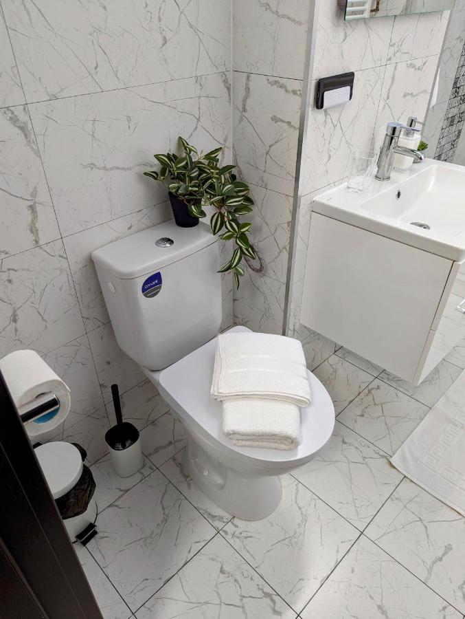 Sebastian Studio Apartment Бухарест Экстерьер фото