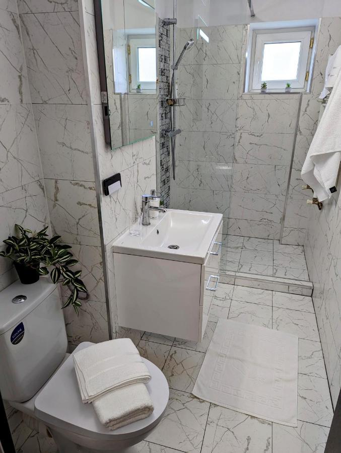 Sebastian Studio Apartment Бухарест Экстерьер фото